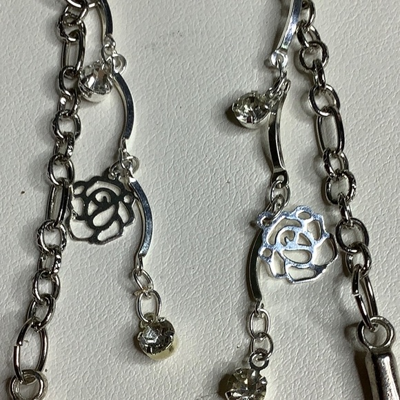 Delicate & Decorative Earrings. - Picture 2 of 3